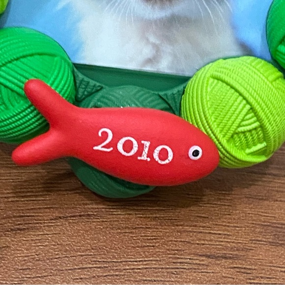 2010 HALLMARK Keepsake Pretty Kitty Christmas Photo Holder Ornament - Picture 9 of 12